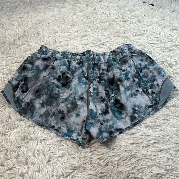 Lululemon Hotty Hot Low Rise Short 2.5" Kaleidofloral Multi / Blue Cast - Picture 5 of 6